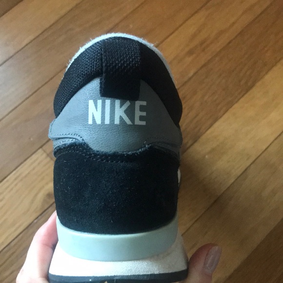 Like new Nike shoes - Picture 3 of 3